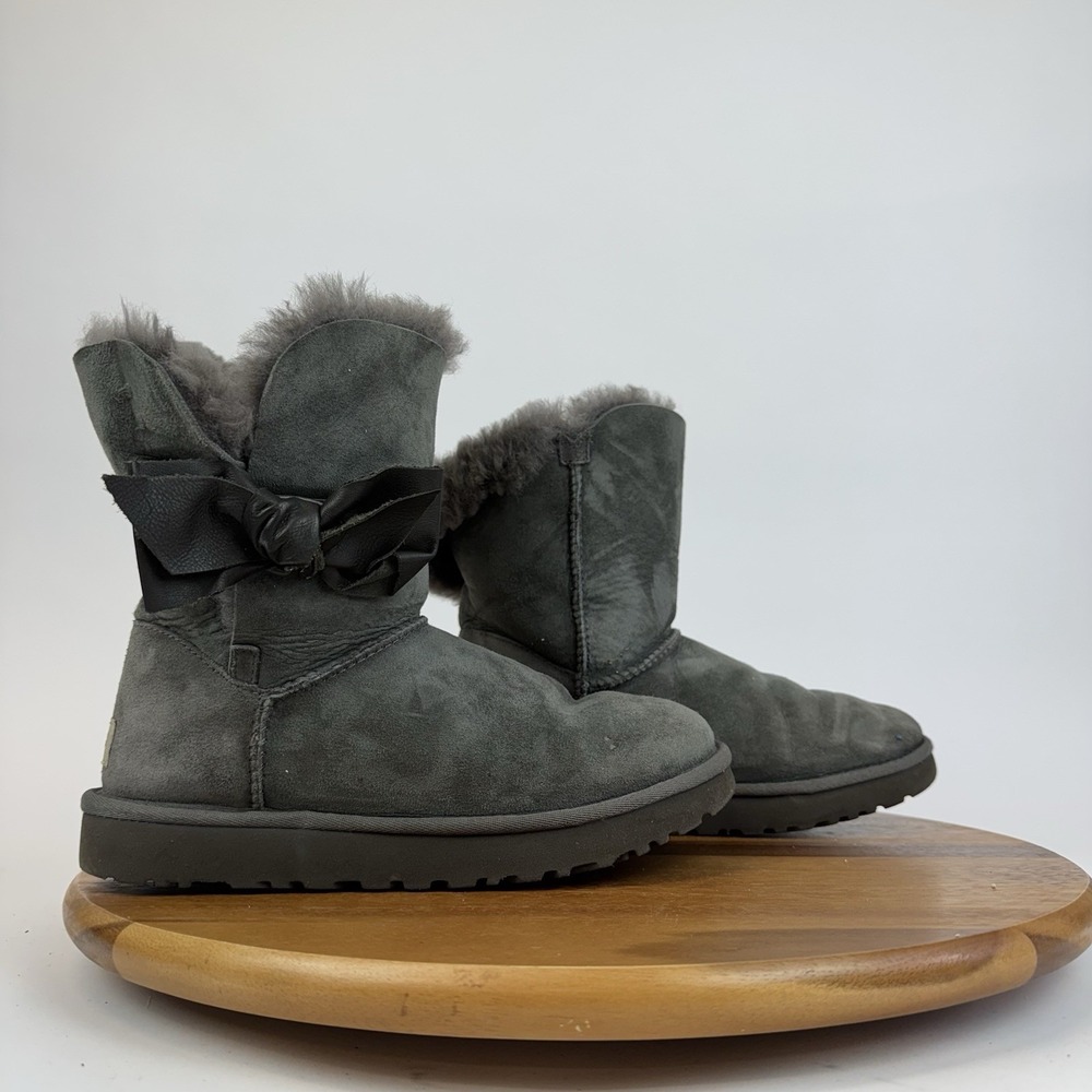 Womens Ugg Daelynn Gray Suede Pull On Mid Bow Accent Boots Booties Size 8 M GUC - Picture 1 of 8